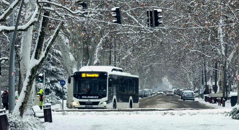 Télpróba az utakon: több ezer ember és több száz munkagép küzd a hóval