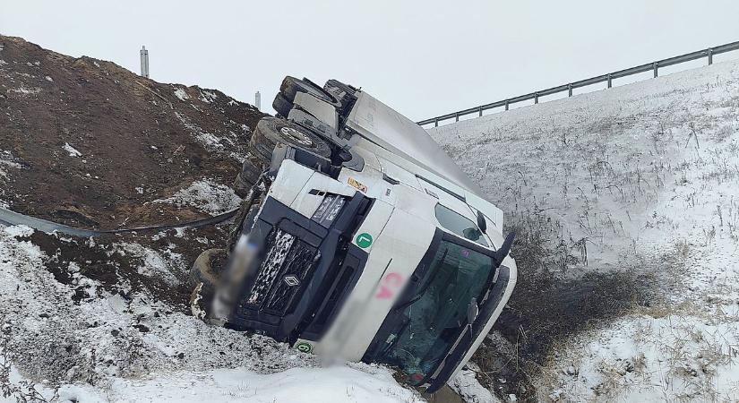 Felborult egy kamion az M43-as autópályán – galériával