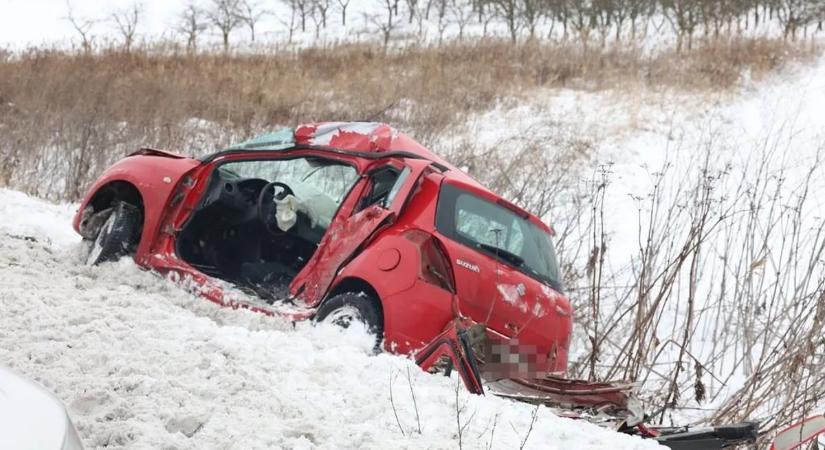 Friss fotók a halálos baleset helyszínéről, egy fiatal nő meghalt a frontális karambolban