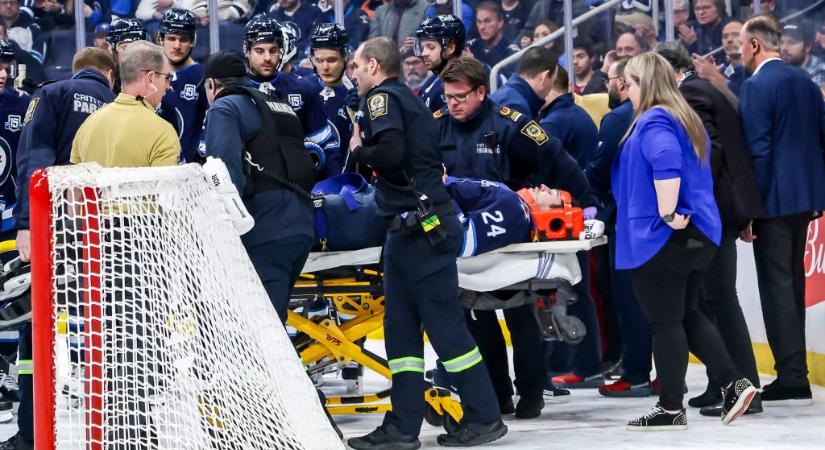 Hordágyon, nyakmerevítővel kellett levinni a jégről a magatehetetlenül elterülő hokist