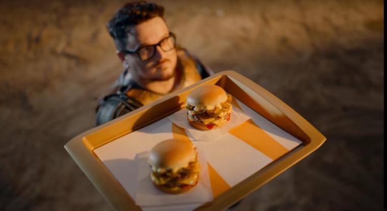 Új TheVR burgerek érkeztek a Mekibe, a sajtszósz mellett a római hangulat is kicsordul
