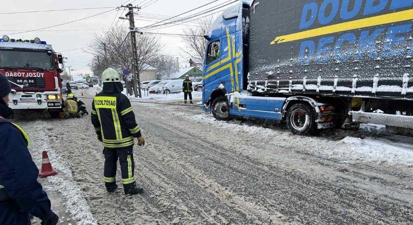 Autóbuszt és kamiont is menteni kellett az rendkívüli időjárás miatt