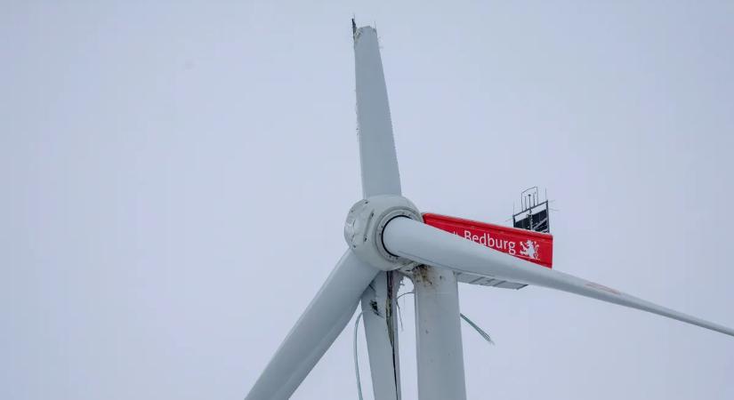Megrongálódott szélturbina miatt lezárták egy autópályát Németországban