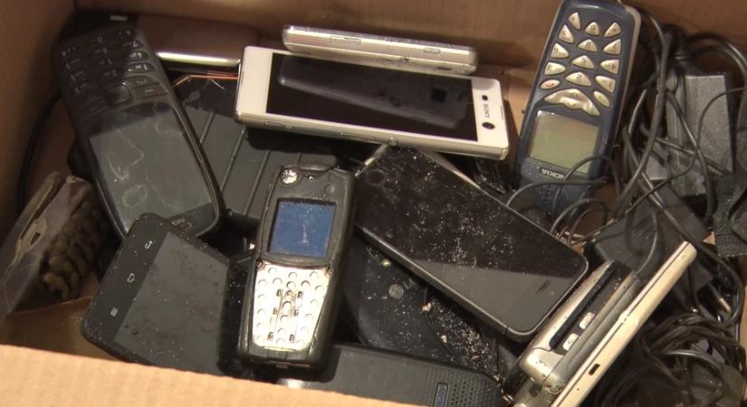 Évek óta sikeres a könyvtár telefongyűjtő kezdeményezése