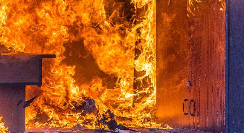 Lángra kapott egy épület Ebesen