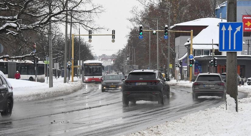 Helyzetjelentés Fehérvárról: estére a kisebb utcákhoz is odaérnek (galéria)