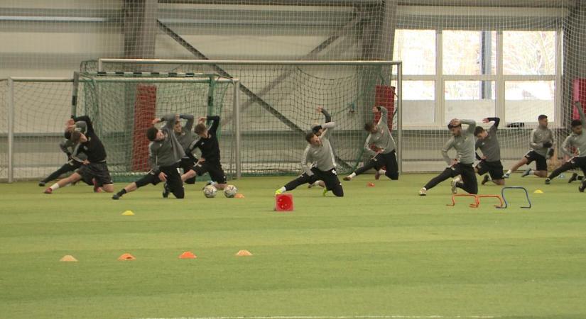 Már műfüves pályán edzenek a DEAC NB III-as labdarúgói – videóval