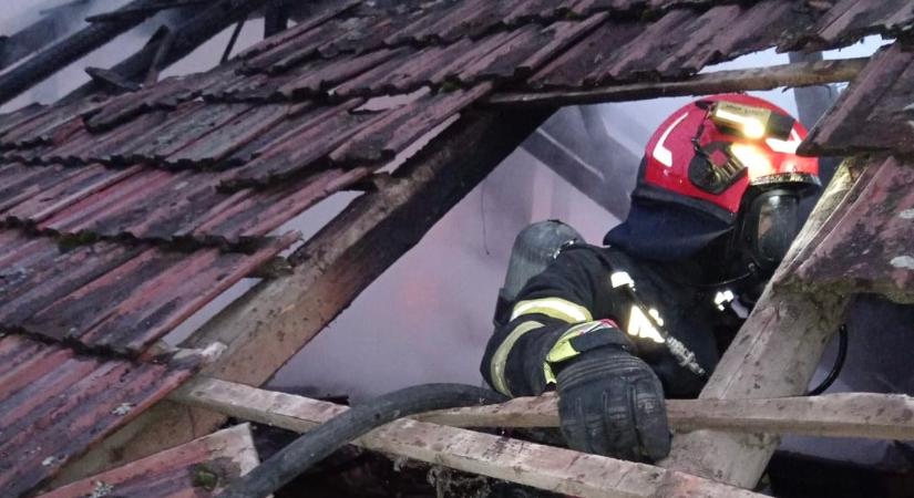Hargita megye: kigyulladt egy falusi rendőrőrs tetőszerkezete
