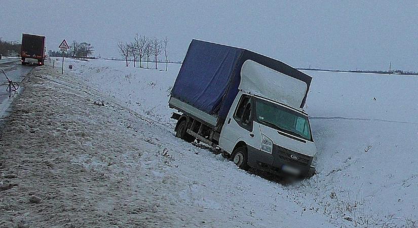 Hajszálon múlt a tragédia, árokba csúszott egy teherautó