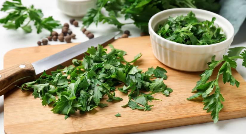 Ne fagyaszd, ne szárítsd: egy év múlva is friss lesz a petrezselyem, ha így teszed el