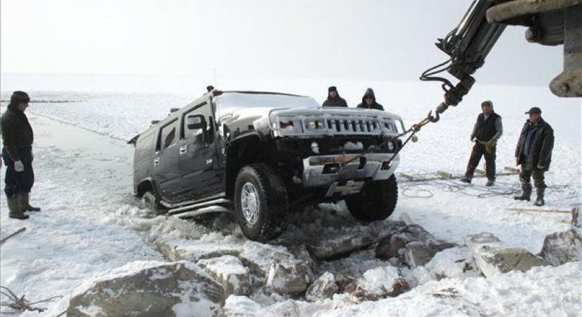 Eladó a jeges Balatonba esett, világhírű Hummer – videó
