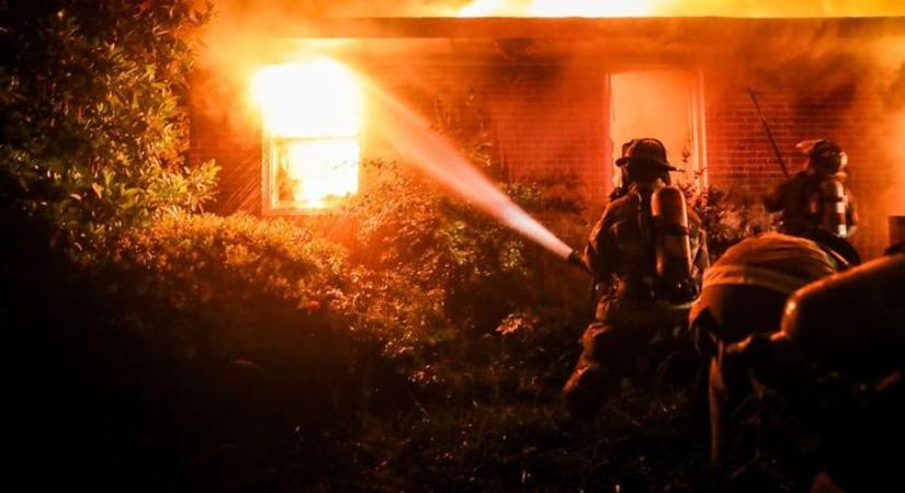 Lángok csaptak fel Paks külterületén – két vízsugár kellett a pusztító tűz megfékezéséhez