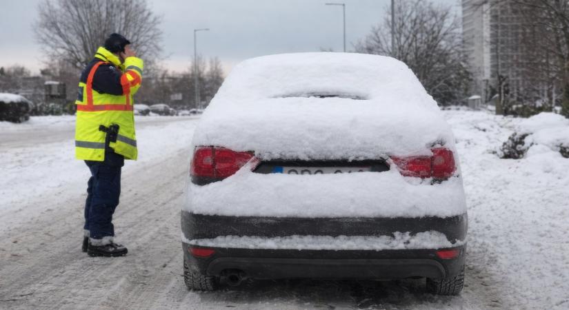 Téged is idegesítenek a hótömeg alatt vezető autósok? Akkor jó hírünk van: egyet megállítottak a rendőrök