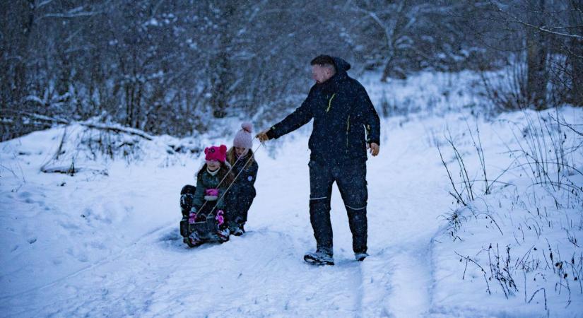 Együtt csúsztak a hóesésében az enyingi családok (képek)