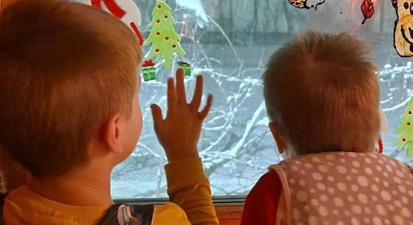 Ilyet még nem láttak: Dombóvári István gyerekei szinte az ablaküvegre tapadtak