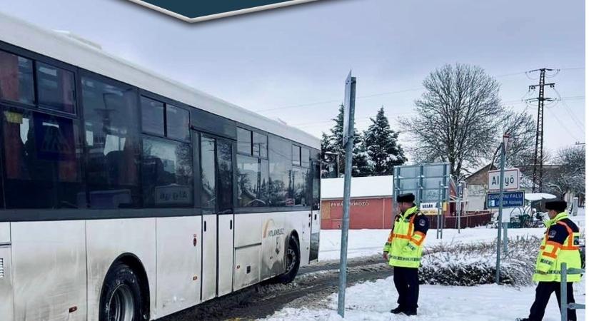 Lesodródott az útról egy busz Algyőnél