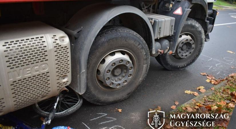 Brutális ütközés a zalai városban: teherautó gyűrte maga alá a kerékpárt