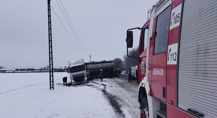 Kamion és autó is áldozata lett a havas időjárásnak Békésben