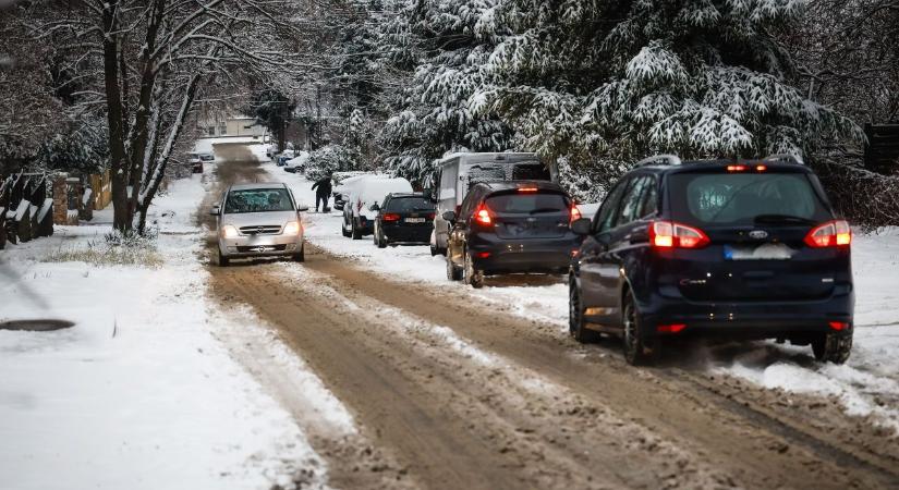 Vigyázat! Veszélyessé vált Eger egyik utcája, a hatóságok az útszakasz kerülését kérik