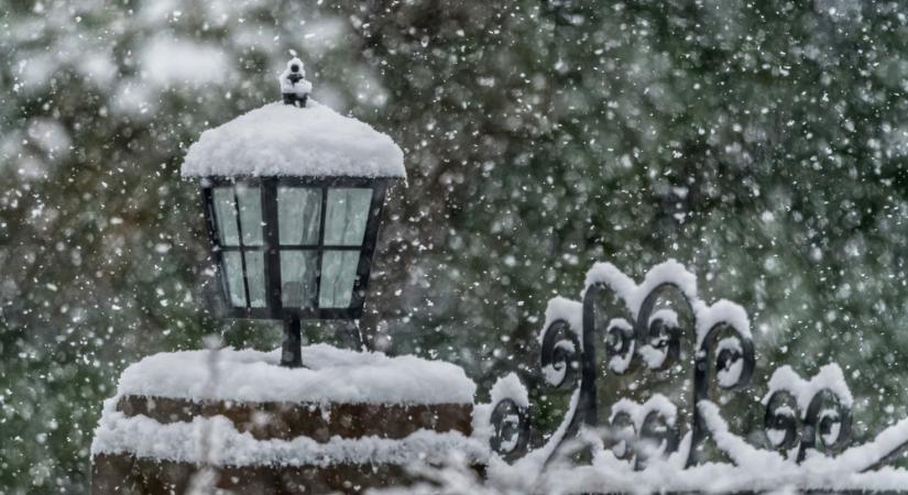 Terjed az őrült elmélet Magyarországon: nem is hó esik az égből!
