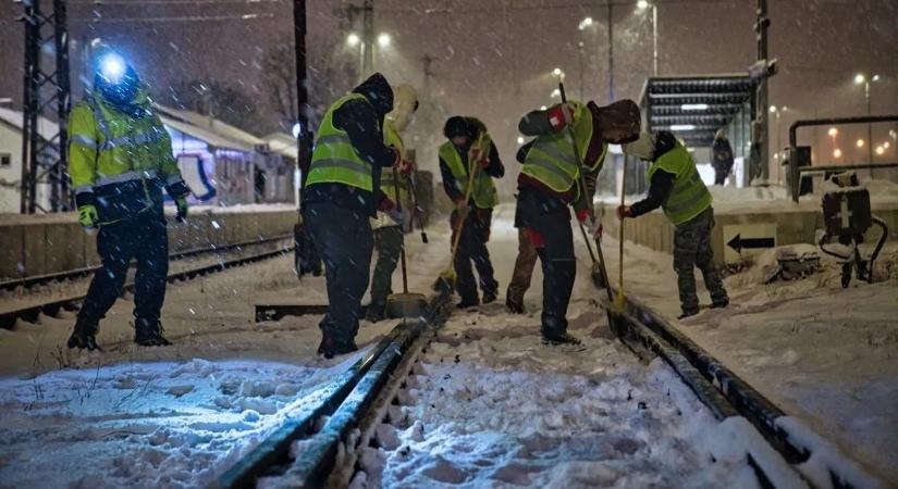Hazajut időben vonattal, ha most indul útnak? Mutatjuk az aktuális hóhelyzetet