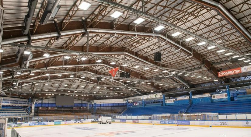 Az ikonikus betonlelátó marad, minden más megújul a fehérvári jégcsarnokban