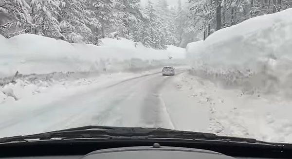 Nem hétköznapi élmény több méteres hófalak között vezetni