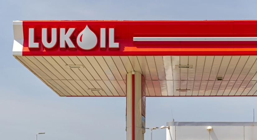 Gigaüzlet készül az olajiparban: ezek a cégek vennék meg az orosz Lukoil külföldi eszközeit