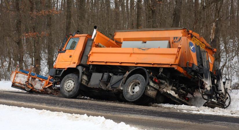 A munkagépeket sem kíméli az időjárás: árokba borult egy hókotró