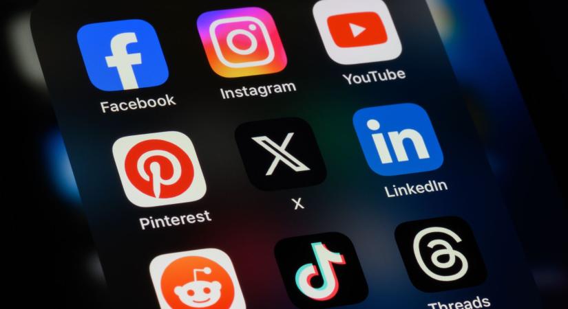 Lengyelországban még idén korlátoznák a fiatalok közösségi médiahasználatát