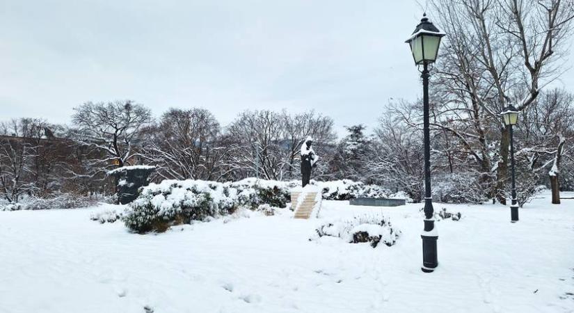 Áramszünet, lezárás, vörös kód – képeken mutatjuk a hó fogságába ragadt országot