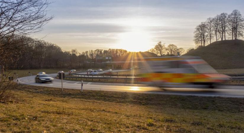 Menet közben esett ki a mentőből egy tinilány – leállt az egész autópálya
