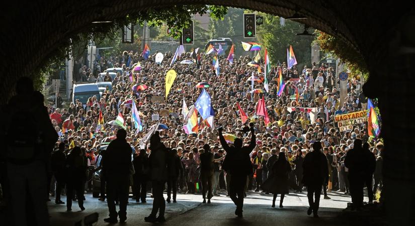 Reményteli tömegek, fáradt arcok és quados szafari a pusztán – a HVG fotósainak szemével a tavalyi év szinte gyönyörű volt