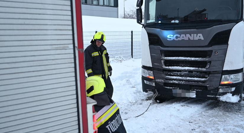 Hóban elakadt kamiont is mentett a katasztrófavédelem – videó