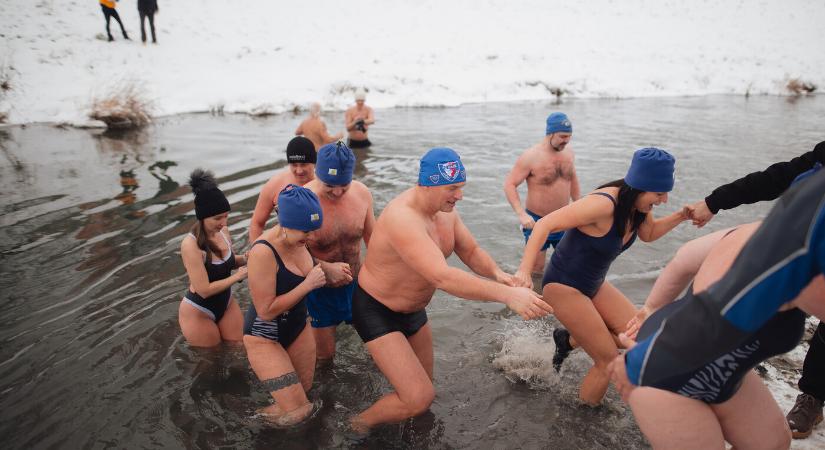 Jeges vízben köszöntötték a háromkirályok ünnepét Nagymihályban