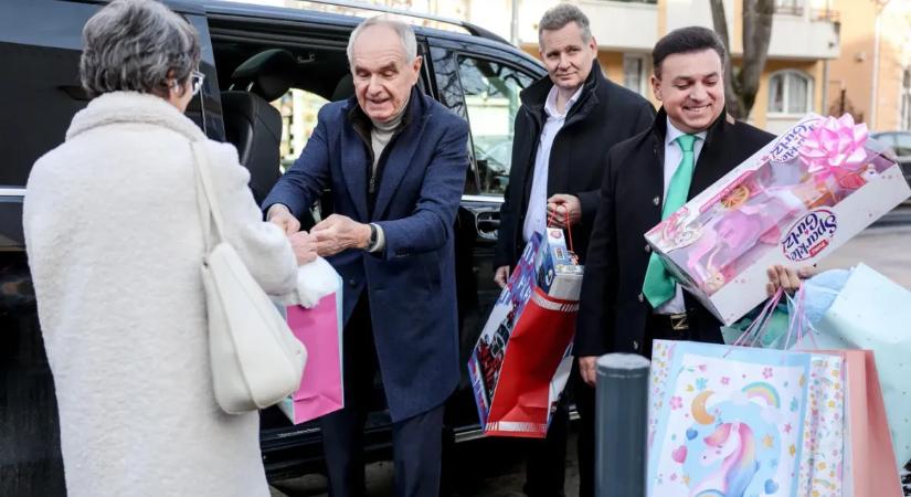 Életmentő ajándék: így segítette Mága Zoltán a gyermekosztályt