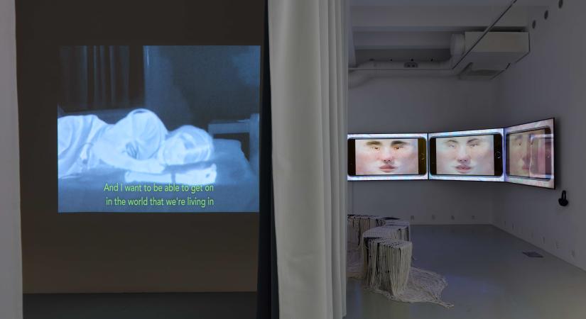 Teafiltert a fáradt szemekre – a sérülékenységben rejlő ellenállás formái tárulnak fel a Trafó Galériában