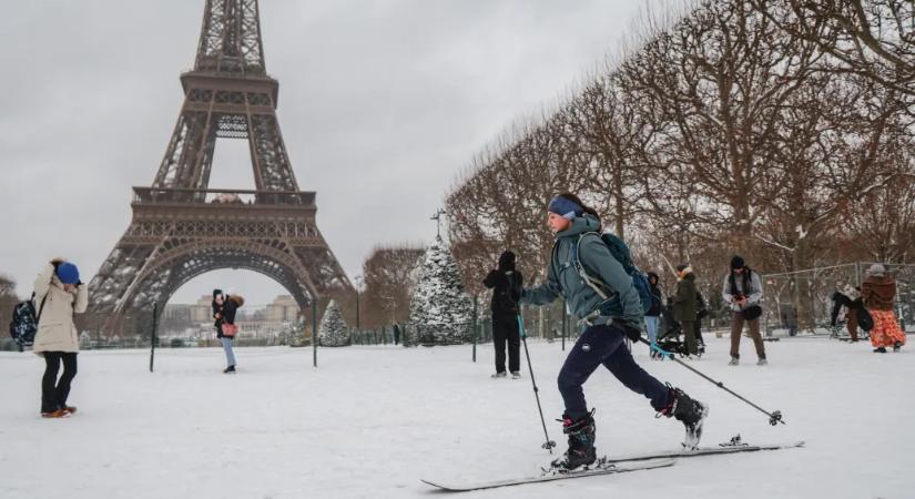 Síelők az Eiffel-toronynál, reptéri hógolyócsata Hollandiában, áradó folyó Rómában
