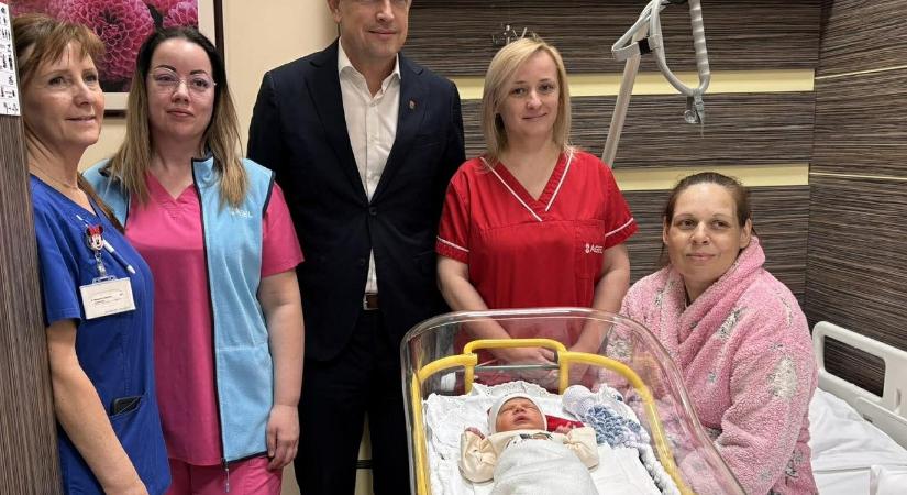 Kisfiú Komárom városának első újszülöttje 2026-ban