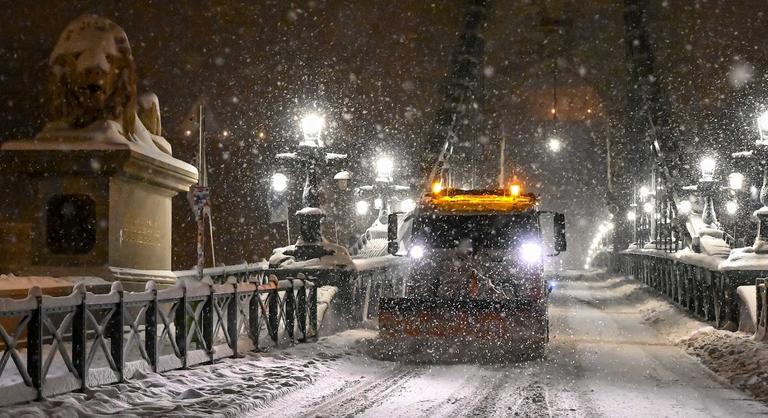 Utolsó tartalékait is mozgósította Budapest, a hókotró gépek megkerülték a Földet