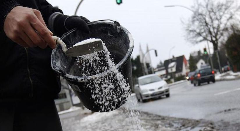 Sózás helyett: praktikus, környezetbarát megoldások a csúszós járdákra