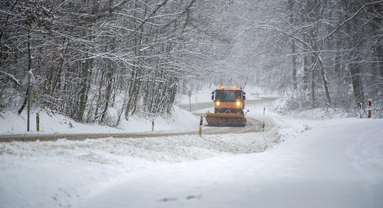Több településre nem jutnak be a buszok, készenlétben állnak a lánctalpasok