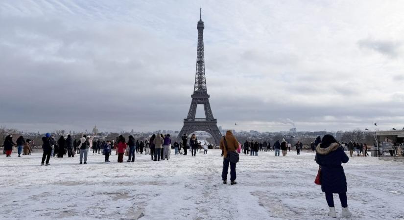 Kempingágyak az amszterdami reptéren, síelők Párizs belvárosában – nem csak nálunk okoz káoszt a szokatlan hóhelyzet
