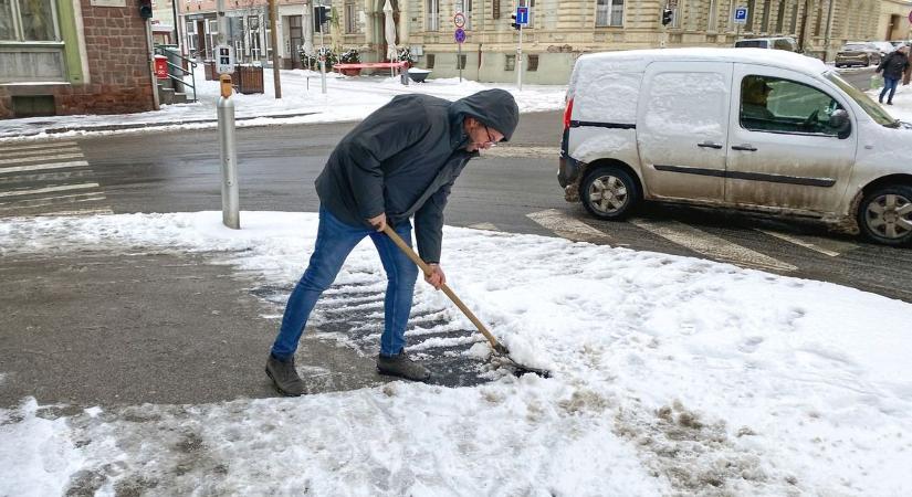 Hiánycikk a hólapát a szolnoki boltokban, szánkókért is komoly rohamot indítottak a vásárlók