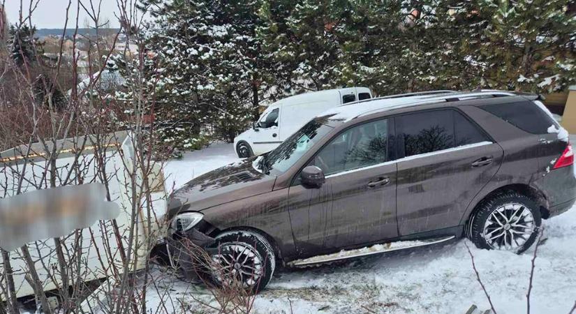 Ész nélkül roncsderbiző mercist fogtak a hóban, a rendőrök is csak pislogtak