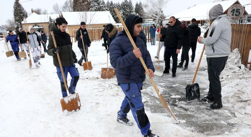 Diákok lapátolták a havat – utcára vonultak a középiskolások több somogyi városban