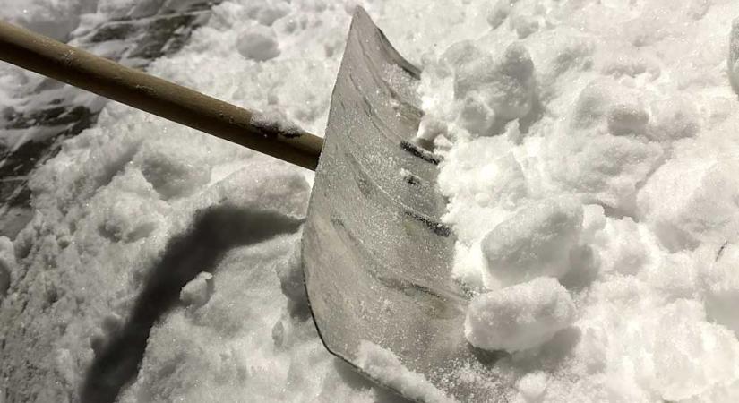 Új őrület hódít Budán és környékén: ha ellapátolod a havat idős szomszédod háza elől, akkor ajándékot kapsz a polgármestertől