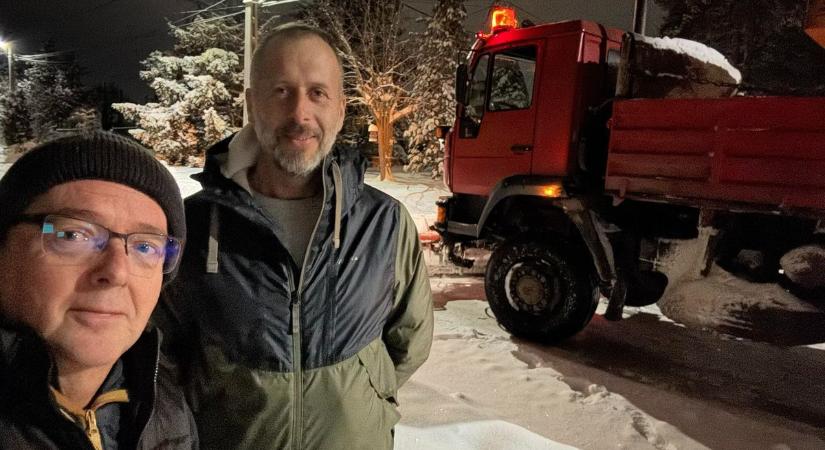 Michl József már hajnalban a havat lapátolta