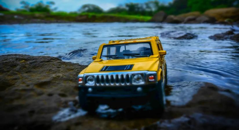 Eladó a Balatonba szakadt Hummer - végre egy használt autó, aminek ismert az előélete!