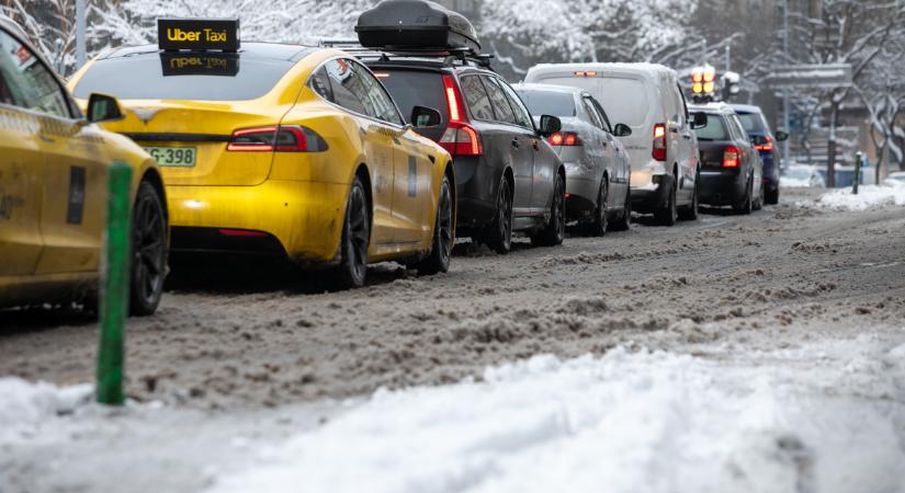Káosz és felelőtlenség Karácsony Gergely vezetése alatt - fotókon mutatjuk hogy néz ki Budapest a hó fogságában